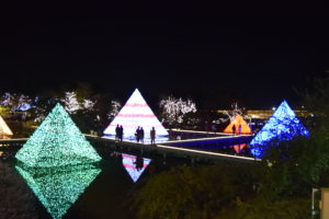 池に写る光のピラミッド
