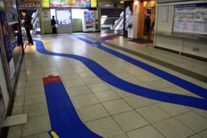 京成立石駅の床